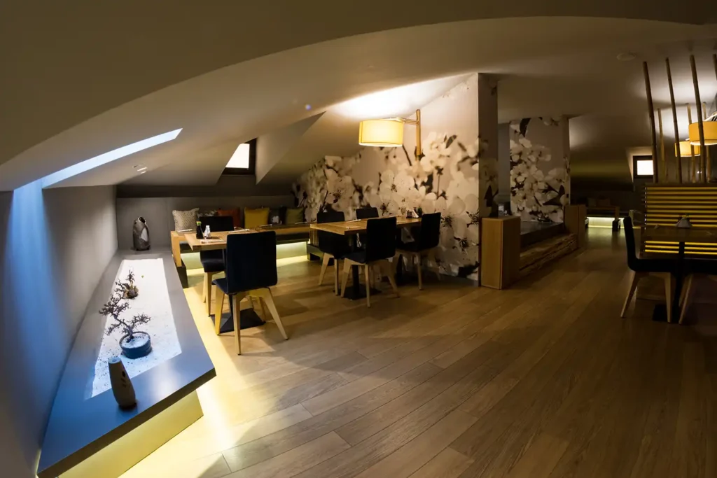 restaurant interior e1762754632692